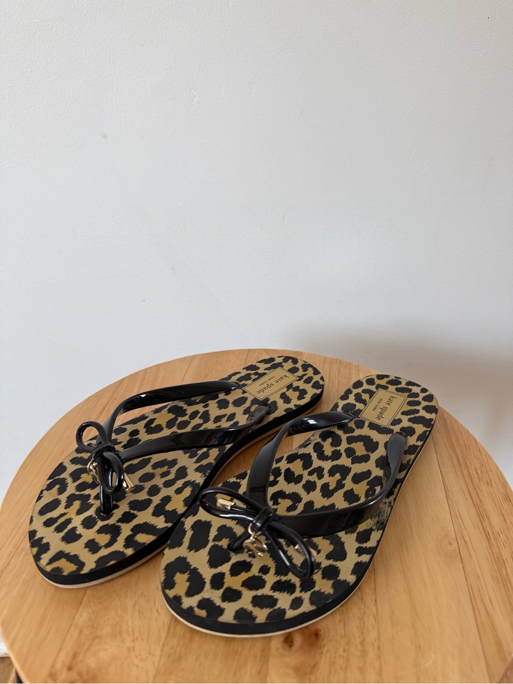 Kate Spade Leopard Flip Flops Black Straps Thongs Bow Charm Sandals Size 6